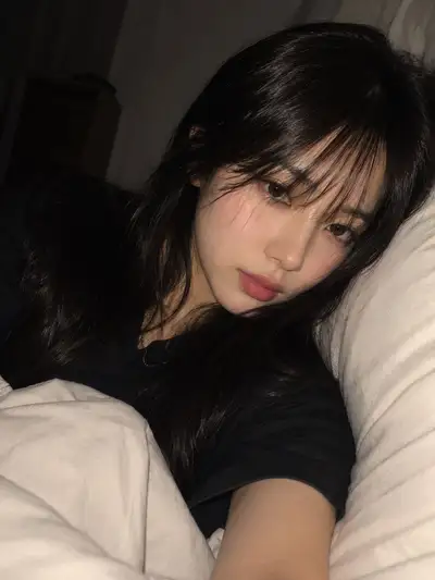 深夜入睡前的温馨卧室自拍