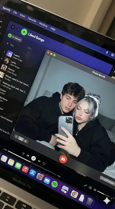 Selfie de couple dans Photo Booth sur écran de MacBook