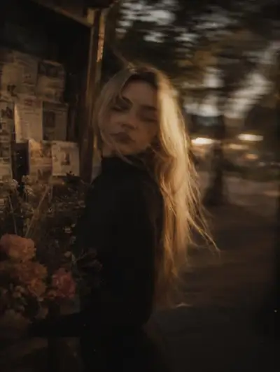 Portrait de rue à l'heure dorée devant une fleuriste vintage