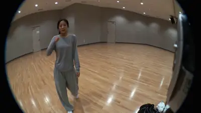 Prompt de video vlog en un estudio de danza a altas horas de la noche