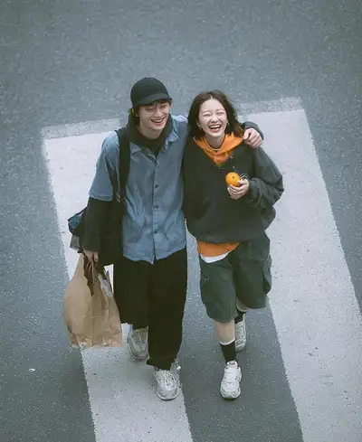 Photo de rue cinématographique en plongée d'un couple