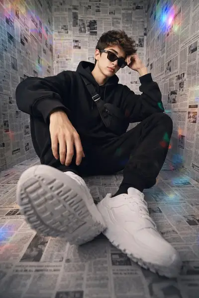 报纸墙房间肖像，配迪斯科彩虹光束