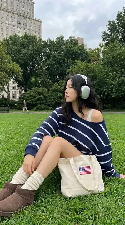Um plano de corpo inteiro em enquadramento médio de uma mulher coreana de 24 anos, estilosa, relaxando em um exuberante