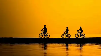 Animation cinématique d'enfants à vélo au coucher du soleil