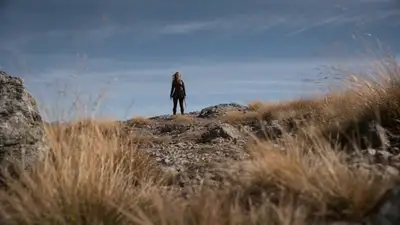 Amistad fotorrealista entre una mujer y un dragón gigante en la cima de una montaña