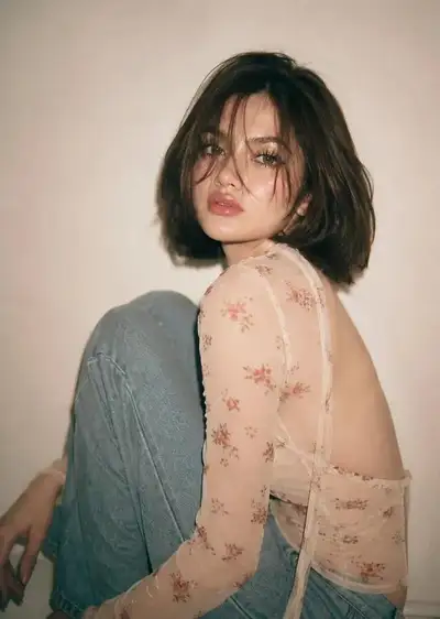 Foto de referência de moda editorial anos 90, três poses