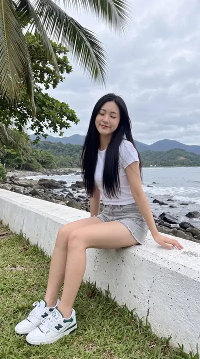 年轻女性在海堤上的逼真照片