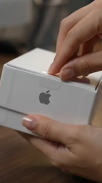 極小サイズのミニチュアMacBook開封動画プロンプト