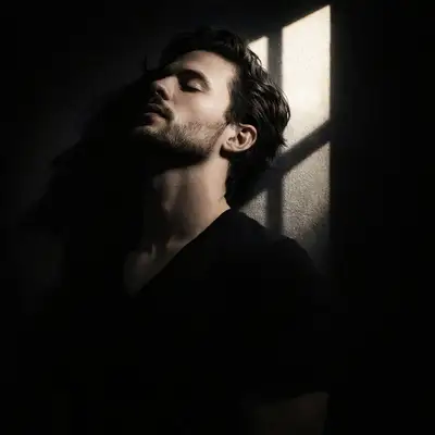 Portrait dramatique en clair-obscur avec lumière de fenêtre
