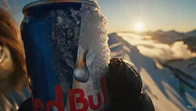 Voici 3.1 Prompt publicitaire cinématique pour boisson énergisante