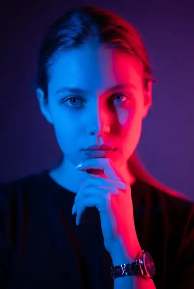 顎に手を添えた二色ネオンライトポートレート