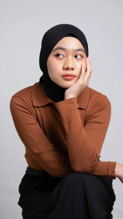 Fotorealistisches Porträt einer südostasiatischen Frau mit Hijab
