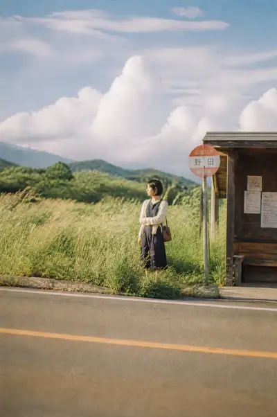 Retrato espontáneo en una parada de autobús rural japonesa