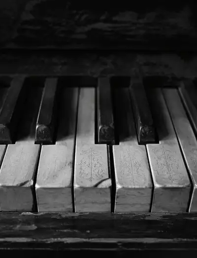 Clavier de piano usé - photo monochrome