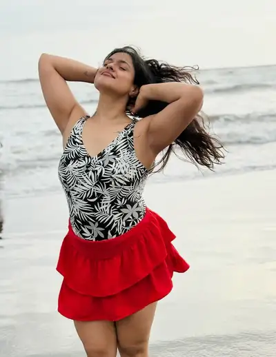 Retrato fotorrealista de mujer india en la playa