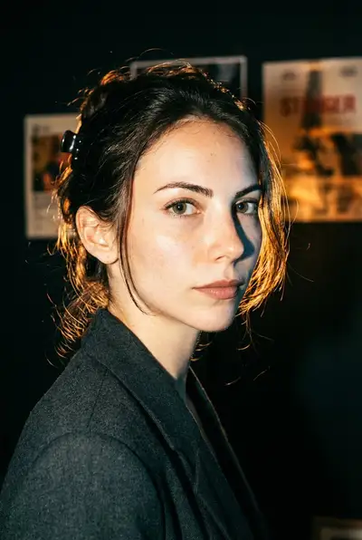 冷たい影を伴う、ざらついた90年代ヴィンテージフラッシュポートレート