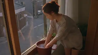 Prompt de video slice-of-life de una mujer coreana limpiando una ventana