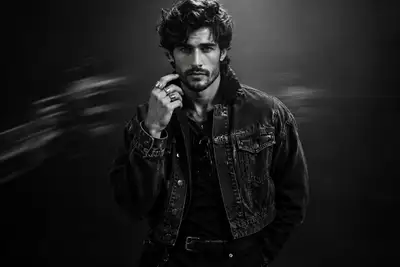 Retrato editorial de estúdio em preto e branco de baixa chave com desfoque de movimento