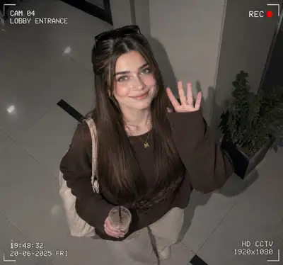 Prompt für spontanes Foto im CCTV-Überwachungskamera-Stil