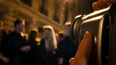 Filme de moda noturna retrô com câmera MiniDV (Seedance 2.0)