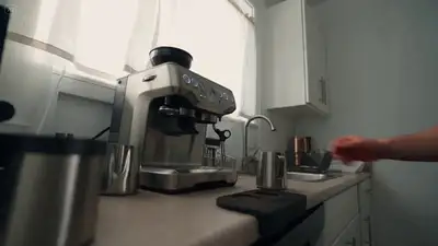 Prompt de Vlog de Café con Mini DV de Mano