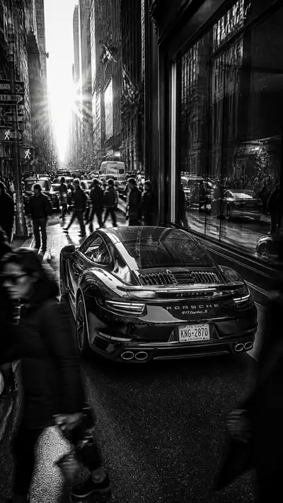 Porsche 911 en una bulliciosa calle de la ciudad, hora dorada