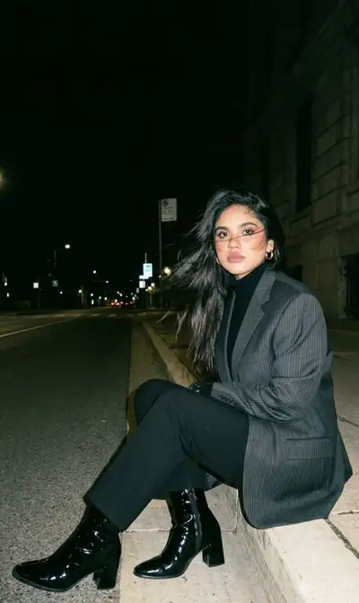 Portrait de rue nocturne avec esthétique flash des années 90